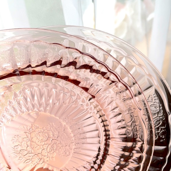 Vintage set of two 7 inch pink glass cake plates - Picture 3 of 4